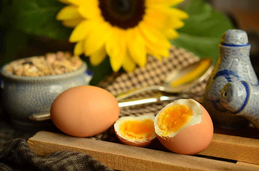 Different ways to cook with eggs.